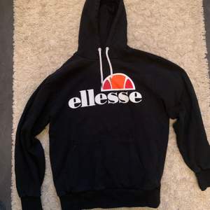 Svart Ellese hoodie i storlek medium i bra skick. Nypris 600kr. Säljer för 200kr