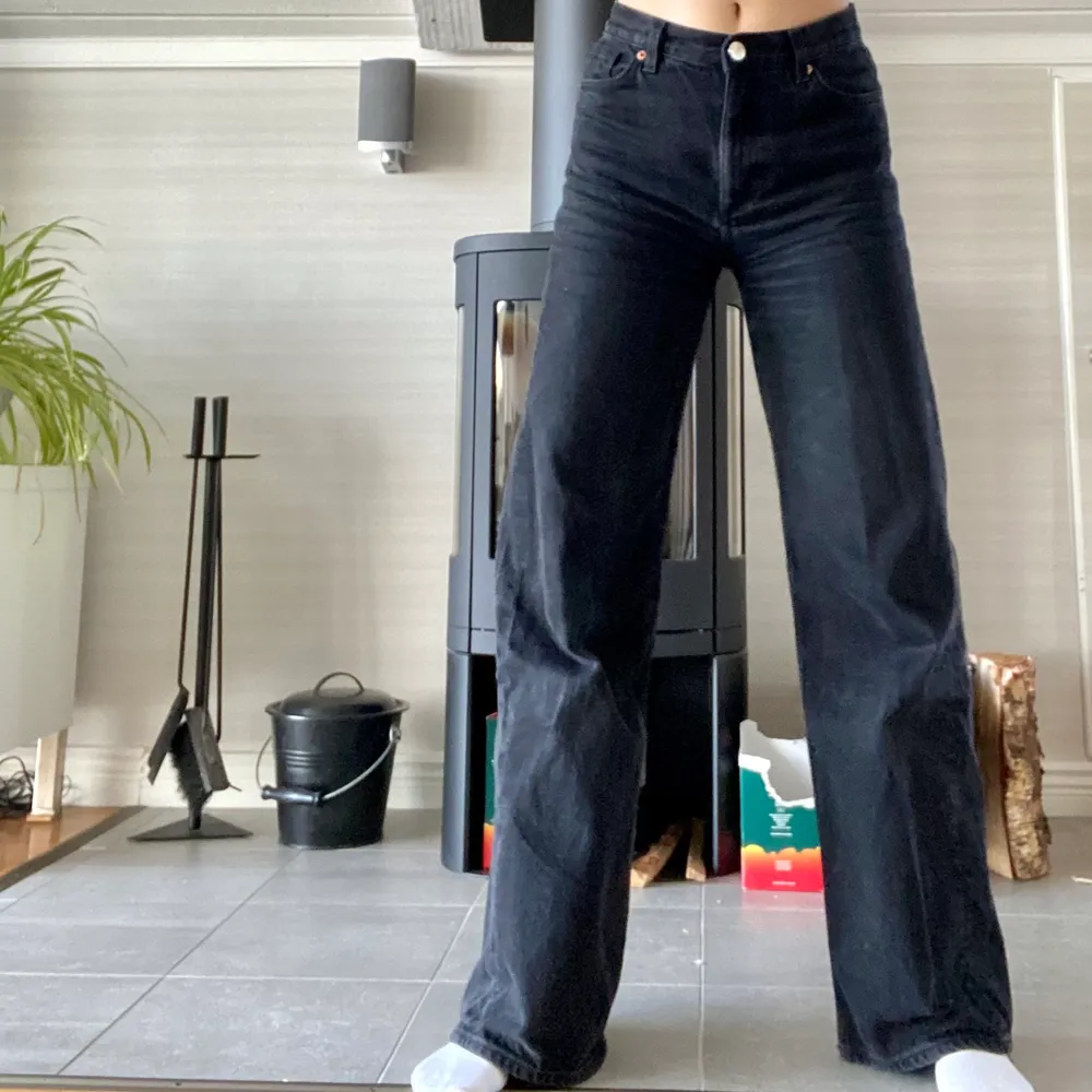 Säljer dessa monki jeans i modellen Yoko. Storlek 26 och använda några gånger men inget synligt! Dom är svarta med små gråa nyanser, snyggt nu till hösten 💜. Jeans & Byxor.