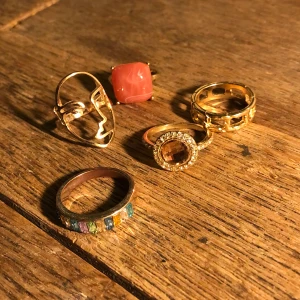 guldiga ringar - använda för ett tag sen men nu inte behövliga längre så säljer de. en av ringarna har tappat lite färg på insidan men inget som syns när den är på. pris + frakt💗💗