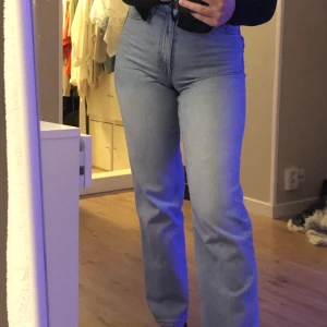 blåa jeans från monki  - blåa jeans från Monki i modellen ”straight leg” och i storlek 25/30. sitter supersnyggt och även snyggt i rumpan. väldigt sparsamt använda. köparen står för frakt 🤍