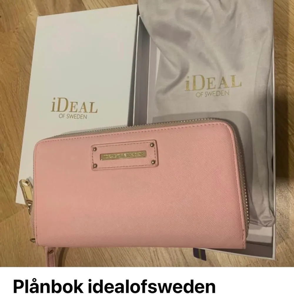 Idealofsweden plånbok använd några gånger. Köptes för 699kr. Säljes för 300kr.. Övrigt.