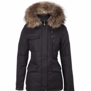 Hollies Jacka - Säljer min gamla vinterjacka i perfekt skick, precis som ny! Inga fläckar, hål eller slitningar! Äkta päls. Möts upp i Stockholm annars så kan den även fraktas! Storlek 34, passar mig med XS/S