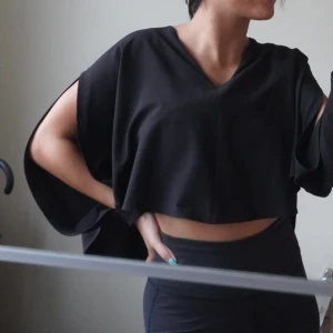 Zara blus, S - Cool blus från Zara. Slitsar på ärmarna, svart, lite längre baktill, skön och i nyskick. Säljer då jag har en till! Pris 40kr!! Frågor - skriv🌼 