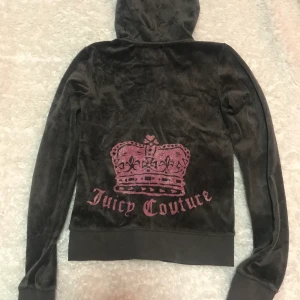Juicy couture zip hoodie  - Säljer min juicy couture Hoodie eftersom jag inte använder den lika mycket längre. Köpte den förra våren på sellpy. Den sitter som en xs/s. Den har tryck både fram och bak. Vid stort intresse bud i komentarerna. Budgivningen fortsätter ett tag till pga senaste högsta budet inte svarat än, så kmr de nytt högre bud vinner den. 