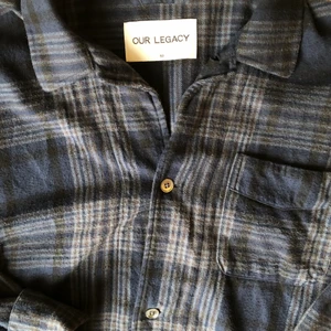 OUR LEGACY Skjorta stl 52 - Flanellskjorta från Our Legacy i modellen Box Shirt. Storleken är 52 (L) men skjortan gör sig väldigt bra lite lösare på mig som är M. Snygg både som skjorta och jacka. Bra skick. 