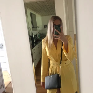 Blazerklänning - Superläcker gul blazerklänning med bälte från NA-KDxHannalicious  lägg ett bud! Pm för fler bilder