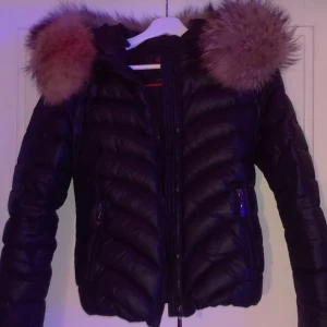 Chelsea Jacka - Säljer min fina Chelsea Jacka. Den är i nyskick och jag köpte den ny för 2500kr! Avtagbar päls på luvan och den är i strl 36. Skulle även passa 34 (strl S).  Hör av för mer information eller fler bilder! Säljes för 1100kr