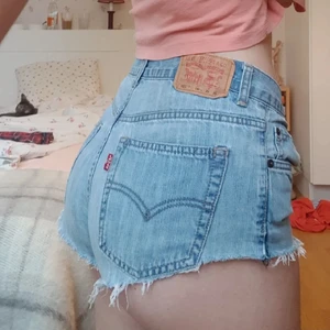 LEVIS high leg Shorts - Äkta LEVIS shorts. Har används några gånger. De är highlegged ococh passar bra på storlek S och XS.