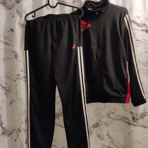 Tracksuit Adidas - Two piece i fint skick. Motsvarade 36-38 för dam. 