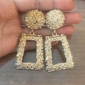 Extra snygga örhängen från fashionova  - Extra snygga örhängen från fashionova!! Örhängen var väldigt trendiga under en tid det här året, väldigt  fina o ha på sig en utekväll med girlsen! 