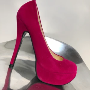 Högklackat rosa - Aldrig använda! För höga för att jag ska kunna gå snyggt i dem 🙊 