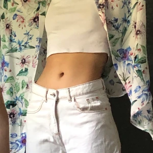 blommig skjorta från hm - en skjorta från hm i storlek 46, nästan aldrig använd och i bra skick , buda