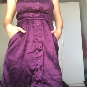 otroligt gullig klänning!  - Dags att sälja denna pärla som jag hittade på second hand! En otroligt gullig klänning MED FICKOR😍😍  den har inga axelband men sitter fast bra ändå! 