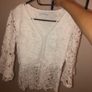 Söt Vit topp  - Jätte söt blus/topp köpt i Tyskland. Jättefint skick 