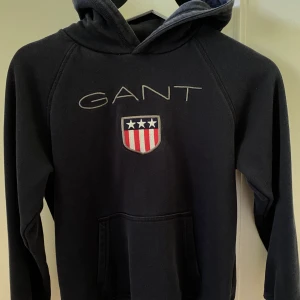 Gant hoddie - En marinblå gant hoddie som inte kommer till användning längre men som är i fint skick, passar mig som är 163 cm så skulle säga att den är XS! den är köpt från kidsbrandstore