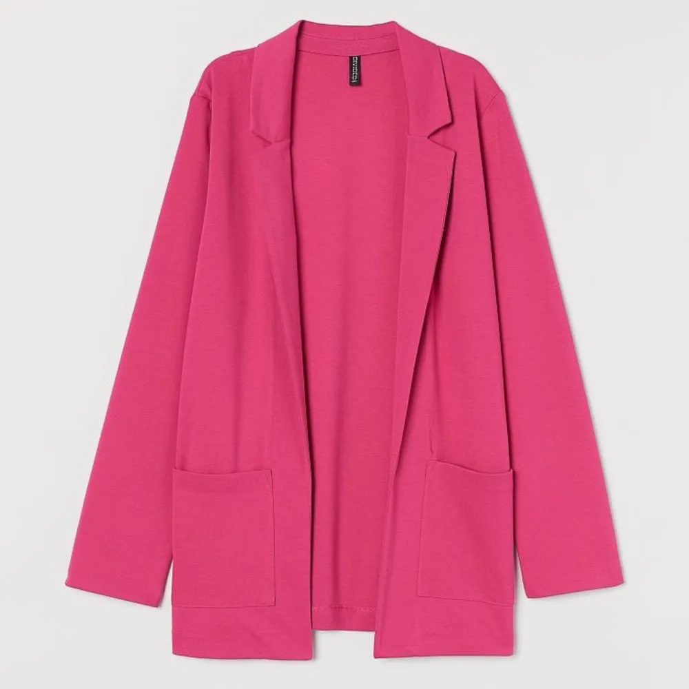 Oversized rosa blazer från HM i strl L. Helt oanvänd. Har två fickor. 100kr + 59kr frakt . Jackor.