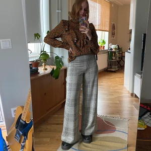 Byxor - Skitsnygga vida byxor från H&M i storlek S. På bilden ser de små ut i midjan men de är väldigt stretchiga! De är endast använda någon enstaka gång! Frakt 63 kr! 