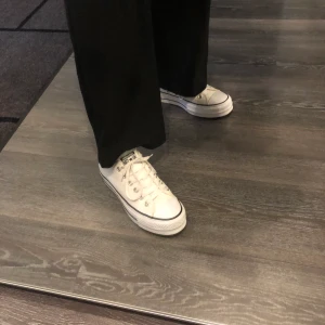 Converse skor hög sula - Vita converse med hög sula, str 39. Använda några gånger men är i bra skick. Vi mäts upp eller så står du för frakten. Pris kan diskuteras