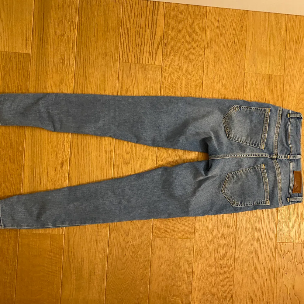 Blåa jeans som är endast använda en gång då jag beställde de i fel storlek o de är för små för mig men annars är de i ett super fint skick❤️ det ska vara lite trådar o klippt där nere då stilen på jeansen är så. Jeans & Byxor.