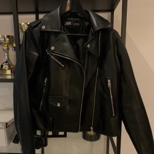 Skinnjacka från Zara  - En fejk skinnjacka från Zara, strl M. Skärpet är dessvärre borttappat.