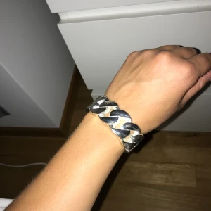 Silver armband - Den är i fint skick, lite lite repor på den om man tittar nära. Inte använd jättemycket, några år gammal. Det är ett hårt silverarmband. Frakt tillkommer❣️