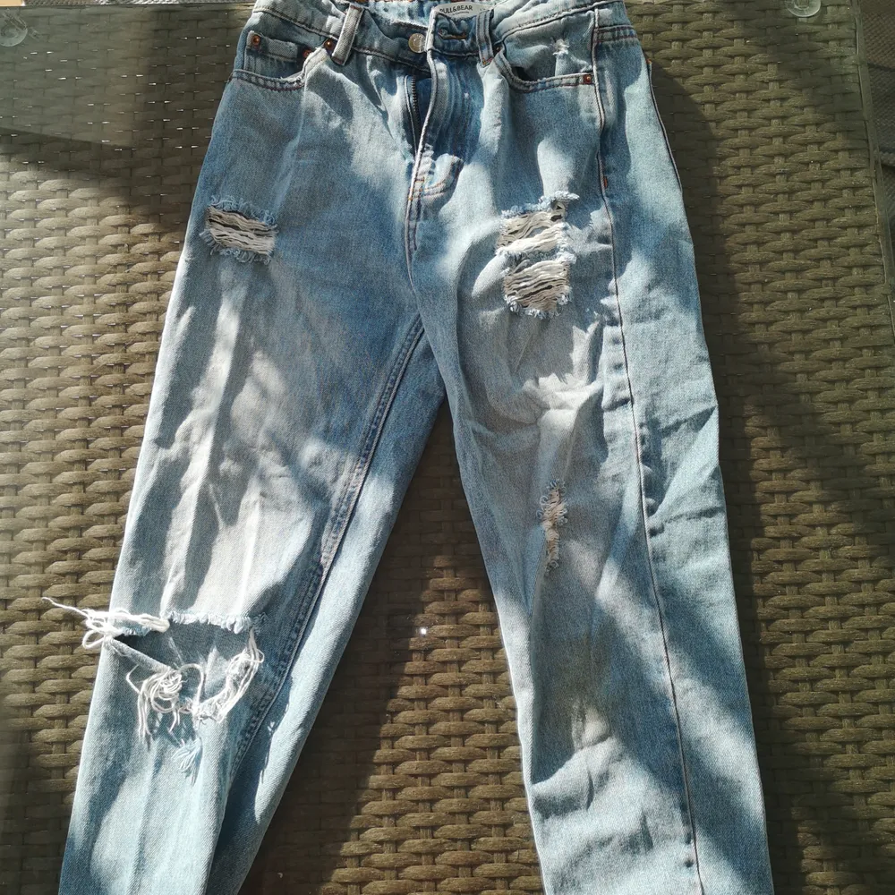 skitsnygga mom jeans med slitningar och hål på ena knät. Från Pull And Bear. Säljer då det är för små för mig. 💞💞 Köptes för 360 kr💞 . Jeans & Byxor.