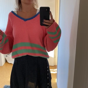 Stor rosa tröja  - Säljer denna stora sköna tröja från dobber💗💗den är i stickat material men absolut inte stickig och  jätte stor och mysig, storlek XL❤️❤️