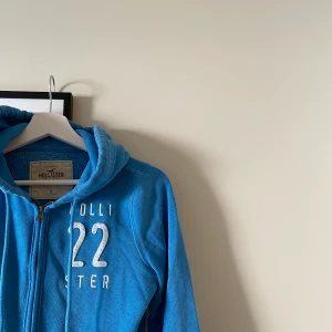 Hollister hoodie  - En snygg och skön hoodie från Hollister. Eventuell frakt tillkommer🌸