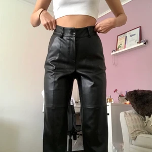 Snygga skinnbyxor - Perfekta skinnbyxor som jag tyvärr måste sälja för de har blivit för stora för mig.. Köpta från NA-KD märket Beyyoglu, jättesköna på. Jag är 171 cm lång och normalt en 34! Nypris 500kr 💗 Frakt tillkommer! 