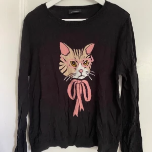 Söt topp - Oanvänd tröja från Monki med gulligt motiv. Storlek M/L. Skickas mot fraktkostnad. 