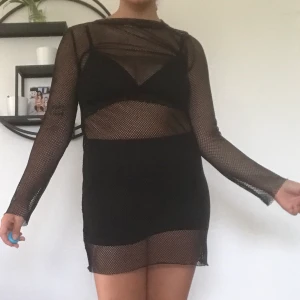 Svart nätklänning - Svart nätklänning! Lappen är bortklippt men jag gissar på storlek S/M. ”REA” på alla annonser! 2 varor 10%, 3 varor 15%, 4 eller fler varor 20%!  45kr frakt oavsett antal varor, om varan är lätt sänks frakten. Jag ansvarar inte för postens slarv.