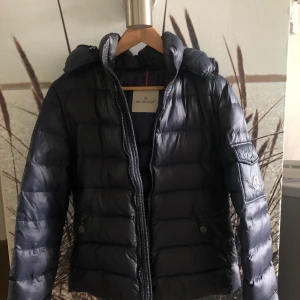 Moncler jacka  - Säljer nu min superfina sparsamt använda moncler jacka!💙 Jackan är i färgen dark blue och i modellen som inte är helt glansig, hör gärna av er vid intresse så kan vi diskutera ett pris! Kvitto finns såklart