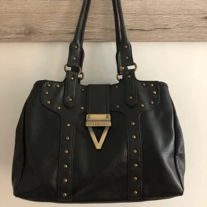 Äkta väska i jättebra skick -  Hej! Funderar på att sälja min jättefina äkta väska då den tyvärr inte kommer till användning av mig. Svart läder  Material: äkta läder 🚫Djurfritt och rökfritt hem 📍Kan mötes upp i Mölnlycke 📬Kan skickas mot fraktkostnad Först till swish gäller