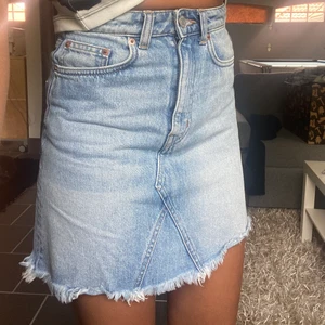 Jeans kjol  - Säljer en super fin jeans kjol från weekday. 