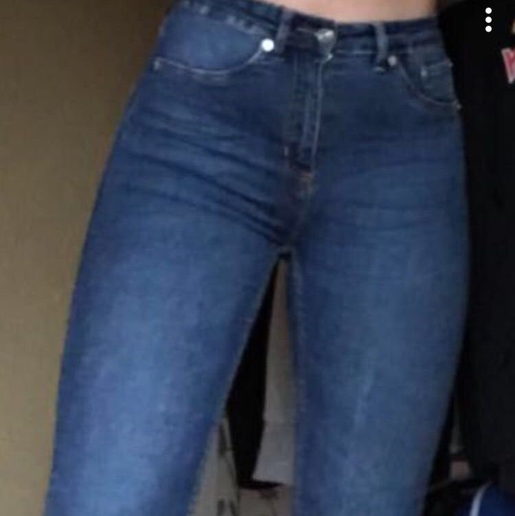 Snygga blå jeans från Lager 157! Jeansen är jätte stretchiga så de passar mig som är S/M också💕 Använda max 5 gånger. Benen är ganska långa så skulle nog passa någon som är runt 165-170, men är man kortare kan man bara vika upp dom som jag gjort på bilden (jag är ungefär 160). Nypris 200kr , mitt pris 100kr +frakt🥰. Jeans & Byxor.