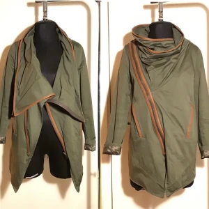 Höstjacka från Minimum Strl S - Höstjacka från Minimum, Strl S. Knappt använd i fint skick. Fina skinndetaljer och är vindtät. Nypris 1500:-. Pris ink frakt.