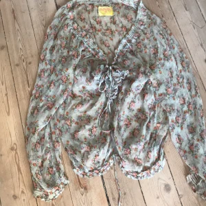 Blommig topp - Vacker topp från Limes of Oslo. Nypris ca 400kr. Frakt ingår. 