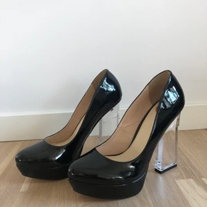 Buffalo’s klackar  - Bara använda några enstaka gånger inomhus. Säljer för att de är för stora. Alla klistermärken är kvar som du kan se på tredje bilden. De är i nyskick och förvaras i en skopåse för minimal risk av skador. Nypris: 800kr