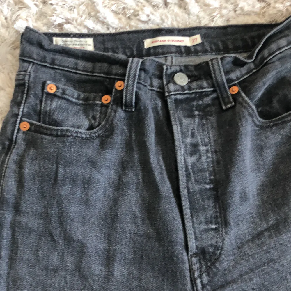 ett par supersnygga ribcage jeans från Levi’s! De är i super bra skick men jag säljer dem för att jag måste rensa min garderob. . Jeans & Byxor.