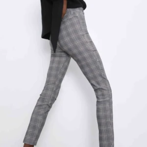 Zara kostymbyxor - Säljer min snygga kostymbyxor från Zara, stretchiga och högmidjade! 