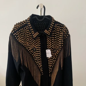 Jeans jacka  - Helt ny aldrig använd jeansjacka från Ditesy Paris. Köpt på Two angels i Göteborg. Ny pris 1199kr prislapp på. Oversize modell. Storlek S