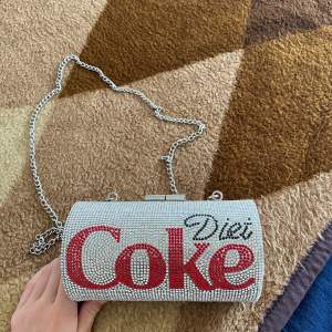 ASLÄCKER väska i form av en diet coke burk som jag gärna hade behållt om det inte vore för att jag inte använt den en enda gång. Inte en enda liten sten har lossnat och helt orörd inuti. GRATIS FRAKT