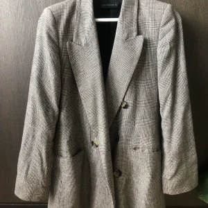 OVERSIZED KAVAJ - En rutig oversized kavaj köpt på Zara i storlek S, passar både S och M eventuellt L eftersom den är oversized.  