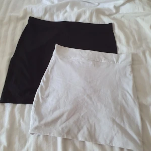 två korta kjolar svart o vit - den svarta är från hm och är väl använd men inte skadad, ser ut som ny. den vita helt oanvänd från fashion nova. kan skicka fler bilder så skriv vid intresse:) 175kr för båda säljer dom tillsammans.