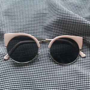 Monki solglasögon  - Snygga glajjor från monki köpta här på plick. Tyckte inte de passade mitt ansikte så säljer darför vidare dessa. Pris 50 kr, frakten är inräknad. 
