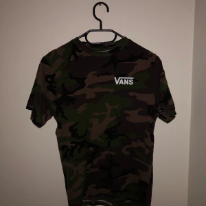 Vans t-shirt - En vans T-shirt som knappt är använd. De är barnstorlek på den men den är som en Xs-s. 