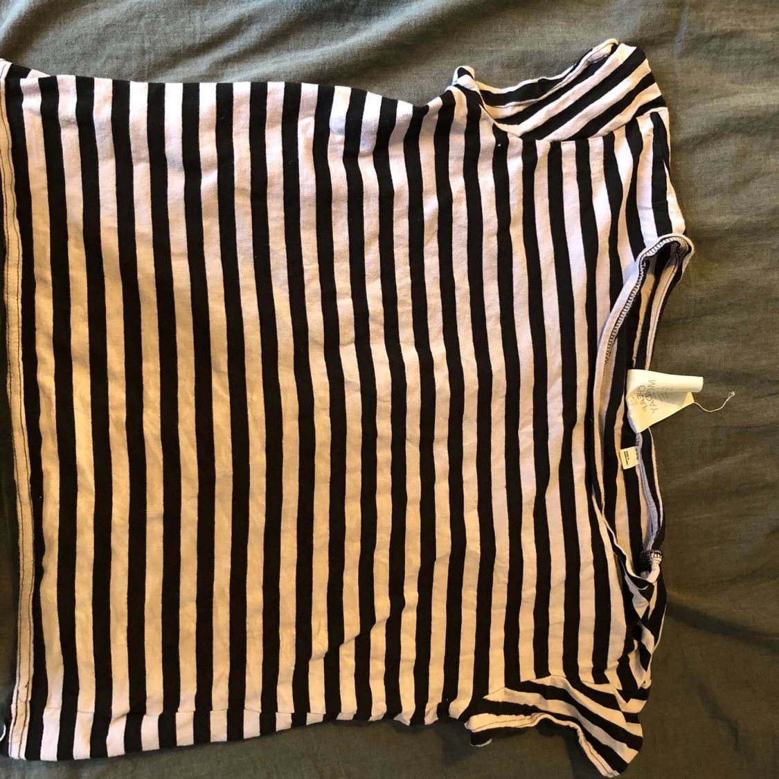 Lila o svartrandig thirt storlek XS