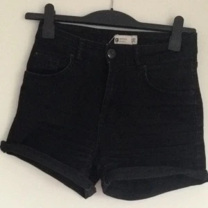  - Svarta shorts. Hög midja. 
Frakt tillkommer. 