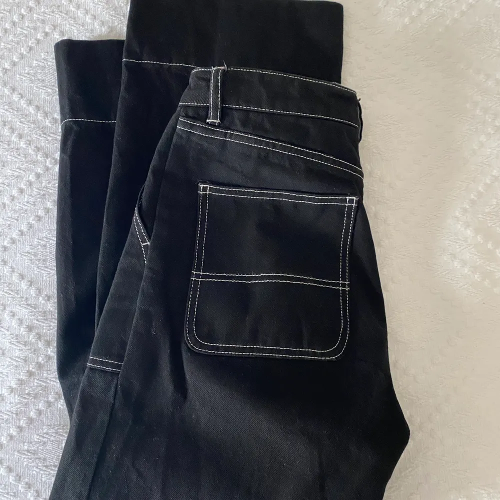 Säljer dessa jeans inköpta förra månaden! Är 165 och bär storlek W25 och som ni ser är jeansen croppade (se bild första bild), köparen står för frakten 💖. Jeans & Byxor.