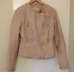  - Snygg jacka i fakeskinn från Bershka i stl M. Härlig rosa färg med detaljer i roséguld.Använd en gång,köpt i London för £46